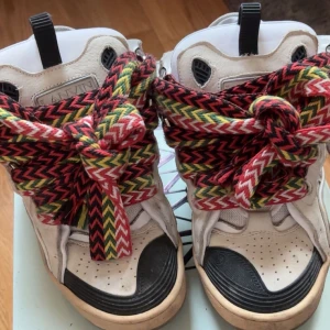 Lanvin Curbs - Lanvins som skriker lite mer än de vanliga lakritsskorna! Skorna är unisex och passar fint till allihopa. Dessa skor är ganska chunky vilket gör en bra del i en skosamling! Kommer med skolåda och dustbags!