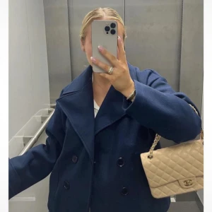 Mörkblå kappa - Säljer mina skit snygga kappa från design by si