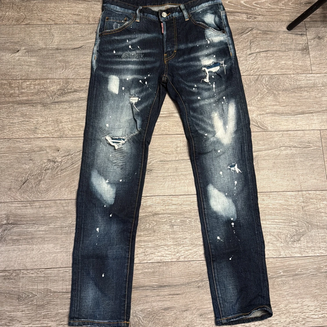 Mörkblå Dsquared2 jeans med stänk