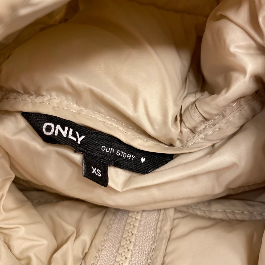 Beige pufferjacka från ONLY XS - 1
