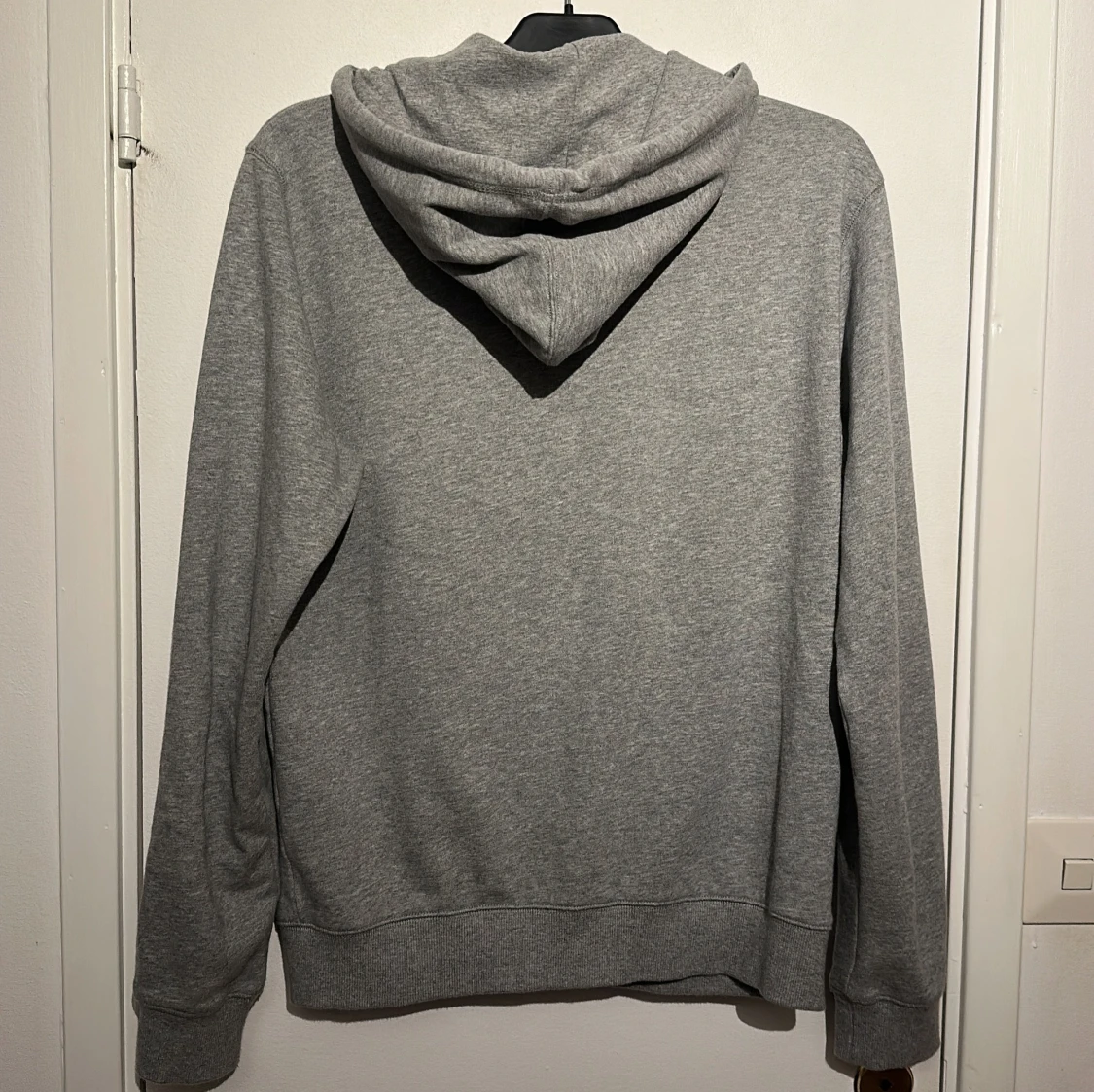 Grå hoodie med dragkedja från Morris - 2