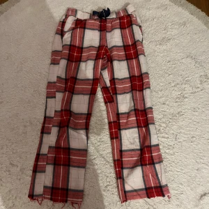 Pyjamasbyxor röd, vit, rutiga med rosett  - Pyjamasbyxor i storlek 134/140