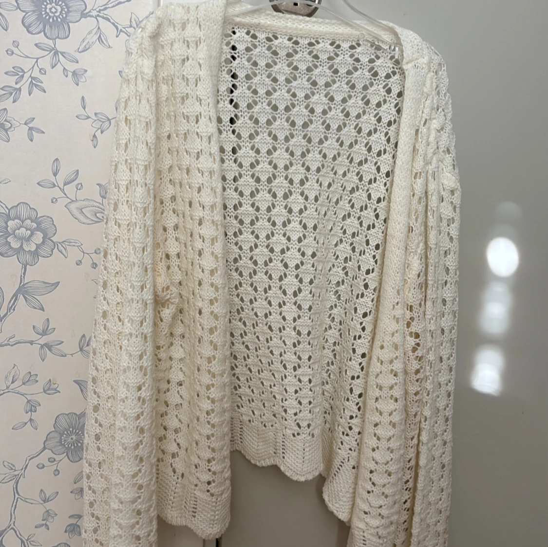 Vit virkad kofta i stickad bomull