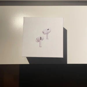 AirPods Pro (2nd generation) MagSafe USB-C - Säljer ett par helt nya Apple AirPods Pro (2nd generation) med MagSafe-laddningsetui (USB-C). Förpackningen är obruten och hörlurarna är oanvända. Perfekt för dig som vill ha aktiv brusreducering och hög ljudkvalitet. Inga synliga skador på kartongen.