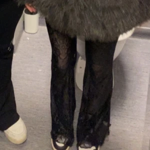 Svarta spetsbyxor i bootcut PETITE - Säljer ett par svarta spetsbyxor med snygg bootcut. De har en klassisk passform och är perfekta att använda till utekvällen. Stilrena och enkla att styla för en trendig look. PETITEMODELL. För dom som är under 160cm!