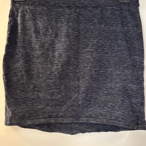 Mörkgrå kortkjol från H&M Divided strl: M/L - En enkel och stilren mörkgrå kortkjol från H&M Divided Basic. Kjolen har en rak passform och är tillverkad i mjukt och stretchigt material som gör den bekväm att bära. Perfekt att matcha med en oversized hoodie eller en croppad topp.