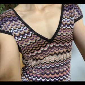 Missoni stickad klänning med v-ringning - Säljer en jätte fin stickad klänning från MissonixLindex kollektionen med v-ringning och korta ärmar. Älskar den men den är tyvärr lite för stor:( Köptes med ett tyg bälte som tyvärr inte finns kvar men tycker att det är snyggare utan🙏🩵🩵