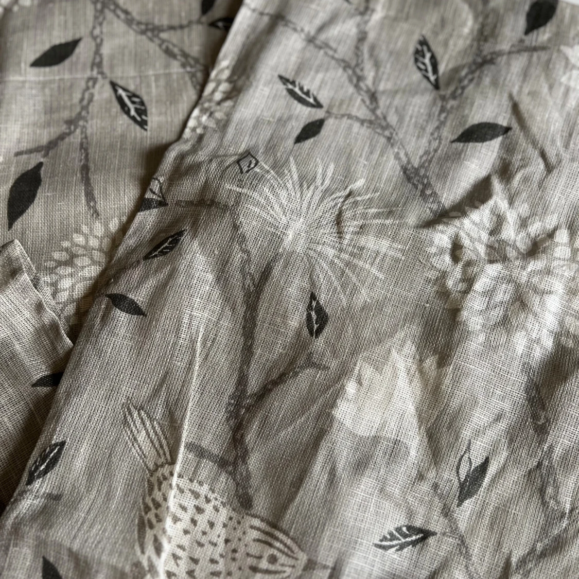 Gråa gardiner med naturmönster - 1