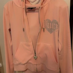 Juicy Couture Rosa Heart Diamante Set - Juicy Set, byxorna saknar snöre. Hoodie är XS och byxorna är S 