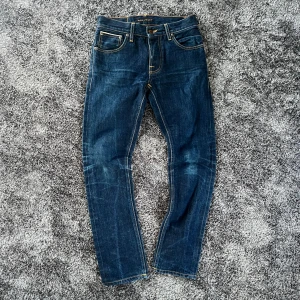 Nudie Jeans Selvage  - Säljer dessa selvedge jeans från nudie som bara har börjat sin resa! Perfekt för dig som vill skapa dina egna jeans och fades. Jeansen är i toppen skick med ett nypris på 2500kr. Bara att höra av sig vid frågor!
