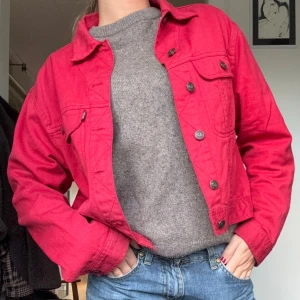 Röd jeansjacka - Snygg röd jeansjacka från Rocky i klassisk modell