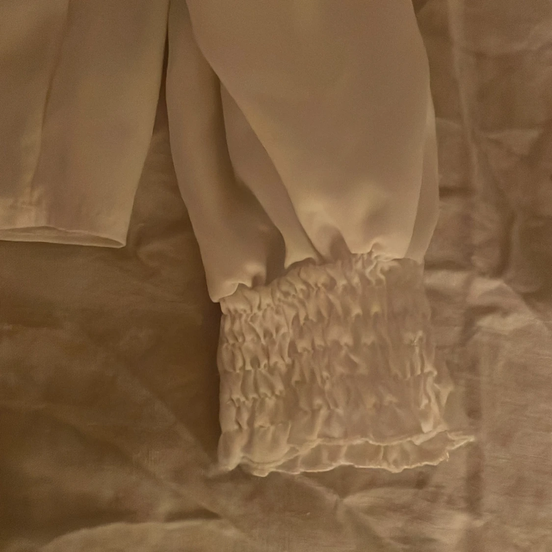 Vit blus med volang från Trendyol - 1