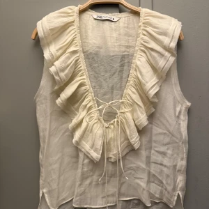 Vit blus med volang från Zara - Topp från Zara med volang💕