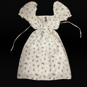 Super sött klänning från Hm - Storlek xxs. Använd en gång på en skolavslutning, inga defekter!!