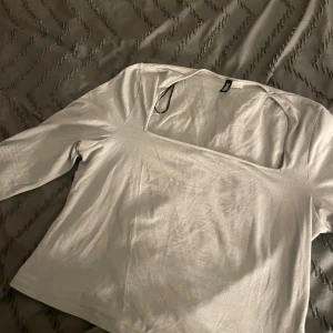 Enkel topp  - En enkel grå aktig topp som man kan ha vardagligen överallt, fin med en fyrkantig form runt bröstet