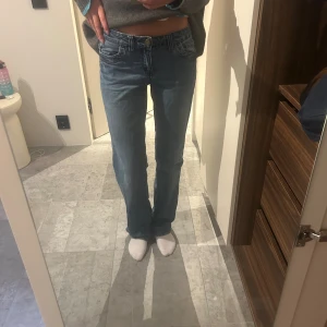 Low waist jeans - Ljusblå jeans jag köpte second hand. Så snygga men får ingen användning för de