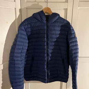 Blå Colmar pufferjacka med huva - Snygg blå Colmar Jacka. Som ny, Storlek L(54).  Nypris, 2 200kr.  Säljes för 1499kr.  Kan hämtas i Göteborg eller skickas. Köparen står för frakten.