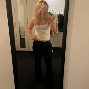 Vera bikbok kostymbyxor  - Jätte fina kostymbyxor, kommer tyvärr inte till användning längre. Byxorna är lite slitna längstner (bild 4) och ena knappen är lite lös (bild 5) men påverkar inte hur de sitter då de är en extra knapp.