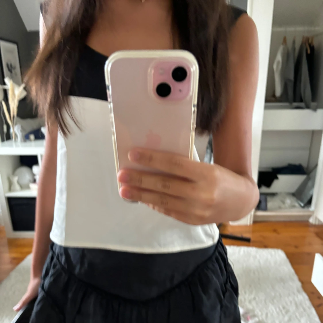 Svartvit linnetopp med breda axelband - 1