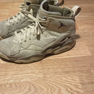 Nike Air Jordan mvp - Säljer ett par Nike Air Jordan mvp med högt skaft och klassisk Jumpman-logga på sidan. Skorna har snörning, perforerade detaljer och robust sula. Materialet är skinn och syntet, perfekt för dig som gillar en clean och sportig look.