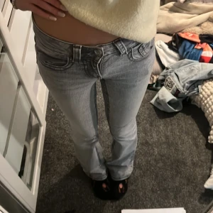 Ljusgrå låg missade jeans Gina Tricot  - Säljer ett par ljusgrå jeans med bootcut och låg midja. För små för mig, storlek 32