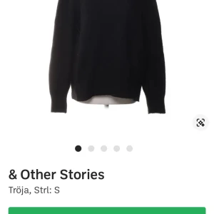 Svart stickad tröja från & Other Stories - En klassisk svart stickad tröja från & Other Stories i storlek S. Tröjan har en enkel och stilren design med rund halsringning och långa ärmar. Perfekt att matcha med jeans eller kjol för en clean look.