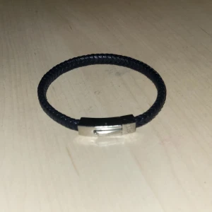 Season armband - Nypris 900 säljer den billigt för färget är lite borta