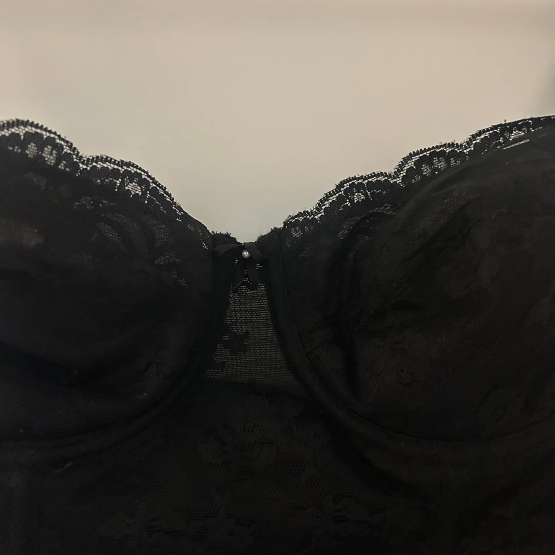 Svart spetskorsett med rosett - 1