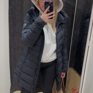 Canada Goose black label - Canada goose ”clair coat” black label i storlek M (har oftast s/xs i jackor så ganska liten för sin storlek). Köpt på NK för 10 699kr (slutsåld) säljs nu i Canada Goose hemsida för 12300kr. Säljer pga att jag vill köpa en längre. kvitto och prislapp finns och önskar man kan jag skicka fler bilder!