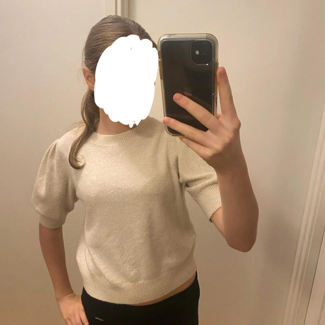 Beige stickad tröja med puffärm - 2