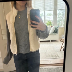 Vit teddyväst  - Så mysig vit teddyväst som är perfekt nu till hösten💓S/XS