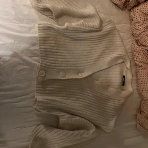 Stickad kofta  - Vit stickad kofta i storlek xs från Gina tricot  