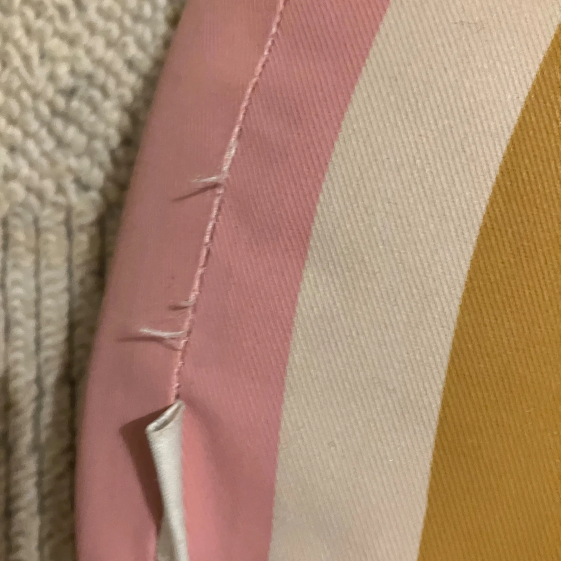 Regnbågsfärgad kudde i bomull - 1