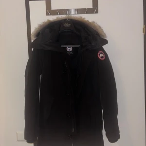 Canada Goose vinterjacka - Säljer av min canada goose storlek XS men passar även S, jag är 178cm och 72kg.