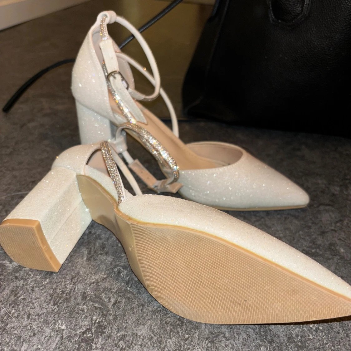 Glittriga vita pumps med blockklack - 2