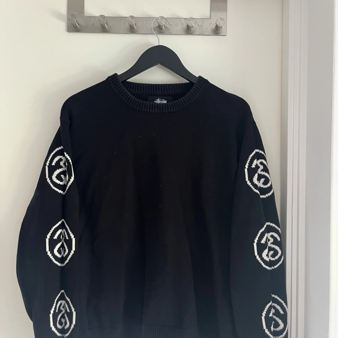 Svart stickad Stüssy tröja med logga - 2