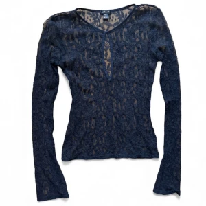 Vintage spets fest topp - Snygg textuerad spets topp från gammal Mango. Strl M/L? men passar mig som har S. 