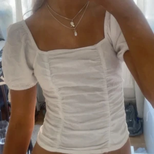 Vit puffärm blus från ASOS - Super fin topp spm jag köpte på här på Plick men som tyvärr inte passade mig💕💕