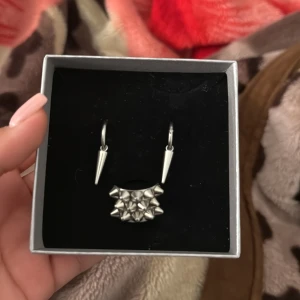 Peak ring och peak hoops i silver från Edblad  - Säljer mina Edblad smycken för att jag har bytt till guld och tänker sälja de, och jag har använt de 5 gånger kanske inte så mycket. De ser helt nya ut. Både ringen och örhängen kostar 400kr på Edblad och eftersom att jag inte har använt de så mycket så säljer jag båda för 590kr. Ringen är i storlek M,M  funkar bra om man vill ha de i långfingret, och jag tyckte att de va ganska skönt och ha lite större.