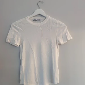 T-shirt från Zara - Säljer denna vita basic t-shirt från zara! Använt under ett fåtal gånger men är i bra skick!😊