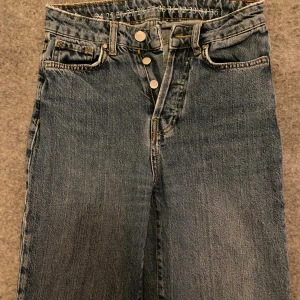 Bikbok wide jeans - Säljer mina baggy jeans som har varit en favorit ett tag nu. Dem är mycket använda men syns inte alls, då dem nästan är precis som när jag köpte dem. Inga fläckar eller defekter!! Skulle säga att dem passar 34 perfekt men också 32 om man vill ha dem lite mer baggy vilket ser snyggt ut!🌸