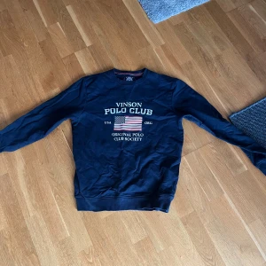 Sweatshirt - Storlek: 170/xsEn riktigt fräsch och snygg sweatshirt. Knappt använd några fåtal gånger. Vid minsta fråga skriv till mig!