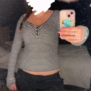 Randig långärmad topp💗 - Säljer en svartvit randig långärmad topp. Aldrig använd🥰