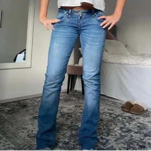 Blå bootcut jeans med ljus tvätt - Snygga blå jeans med bootcut modell och ljus tvätt. Aldrig använda eftersom de är i fel storlek. 24/32 men uppsydda så är nog storlek 30 på längden. Skulle säga att de passar xs s💕