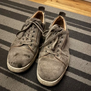 Ljus gråa loubs slitna - Säljer mina loubs som är väldigt slitna storlek är 45 