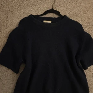 Mörkblå stickad  - Säljer denna söta stickade tröjan från Gina tricot i storlek xs. I färgen mörkblå❣️