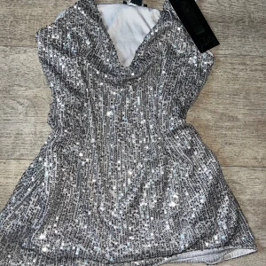 Fest topp - Jätte fin glittrig fest top från new yorker, aldrig använd💗