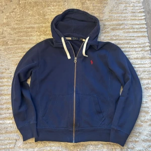 Marinblå hoodie från Polo Ralph Lauren - Säljer en riktigt stilren polo zip som passar till absolut allt. Strlk M✅8,5/10 skick 