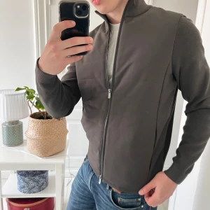 Massimo Dutti jacka  - Massimo Dutti cardigan i storlek M. Sjukt skön och nice materiall! Modellen är 180,75 kg och bär M. Inga som helst defekter, känns som ny ✌️Har en identisk i storlek L på profilen! 