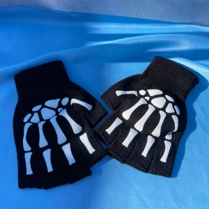 SKELETT HANDSKAR - one size - Skelett handskar, oanvända i nyskick. One size fits all.Alla beställningar kommer med FREEBIES.